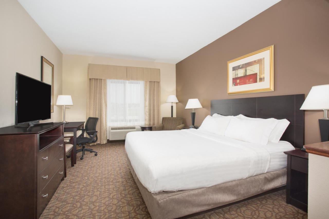 Holiday Inn Express Hotel & Suites Concordia Us 81 By Ihg Exterior photo
