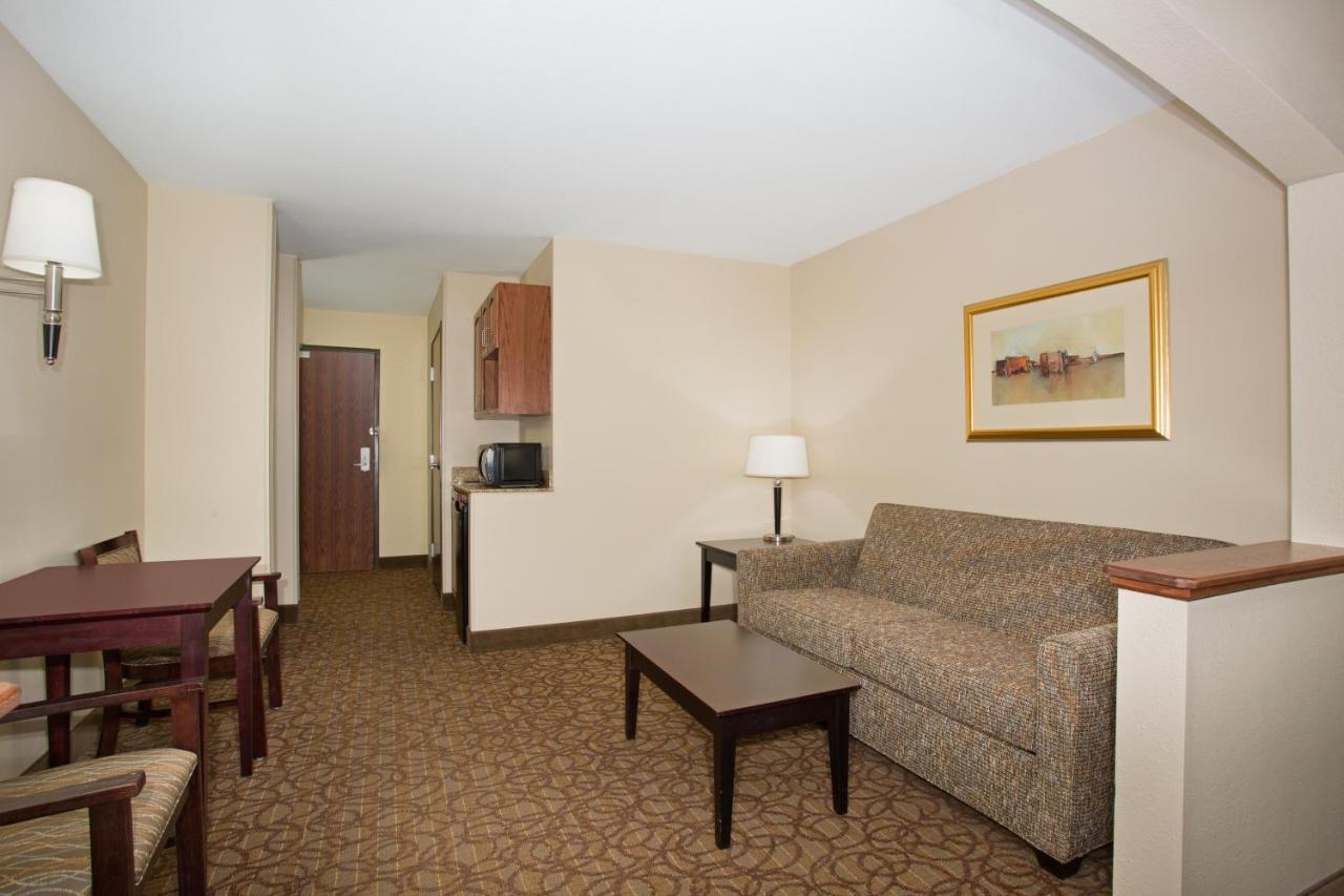 Holiday Inn Express Hotel & Suites Concordia Us 81 By Ihg Exterior photo