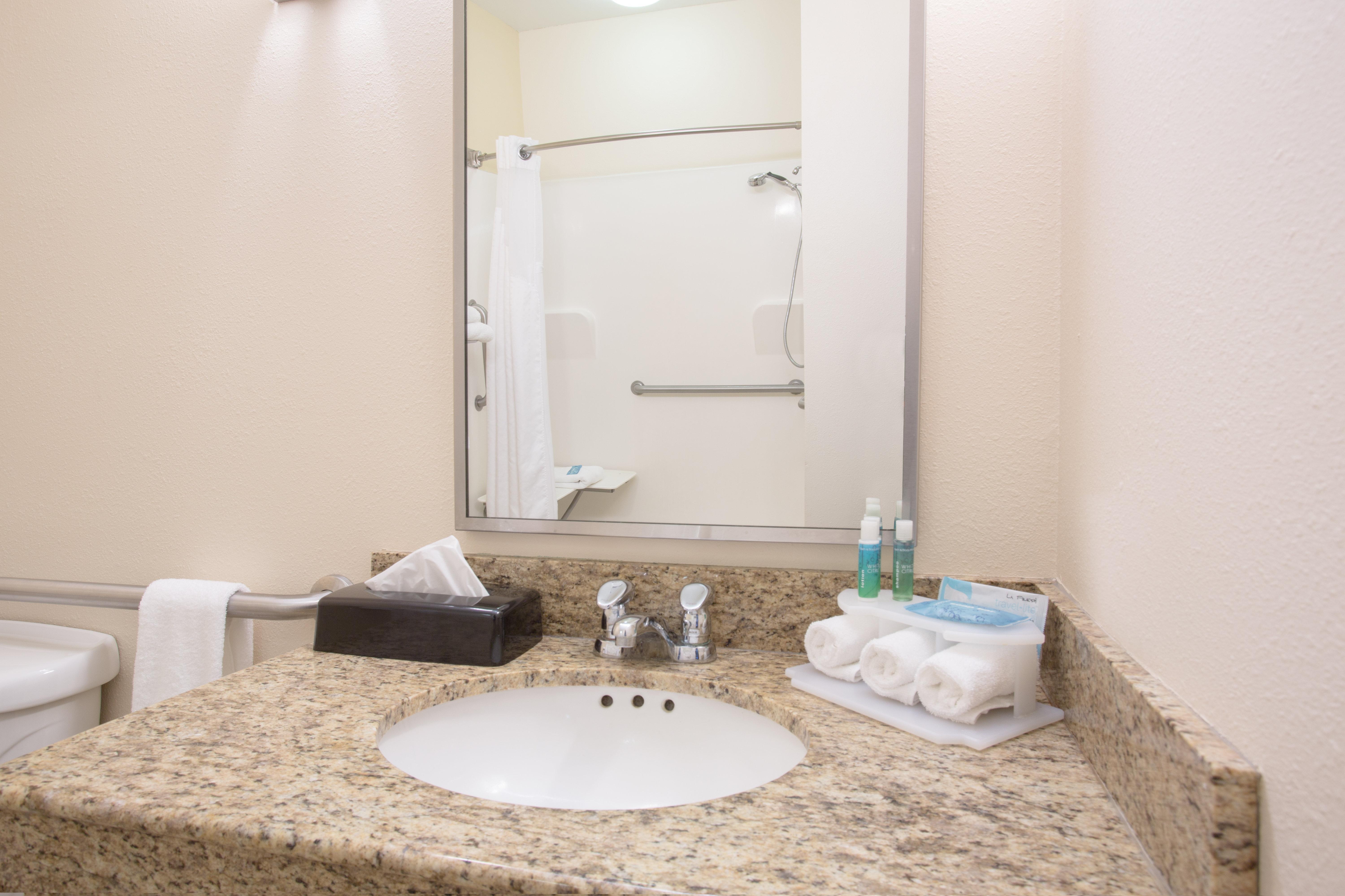 Holiday Inn Express Hotel & Suites Concordia Us 81 By Ihg Exterior photo