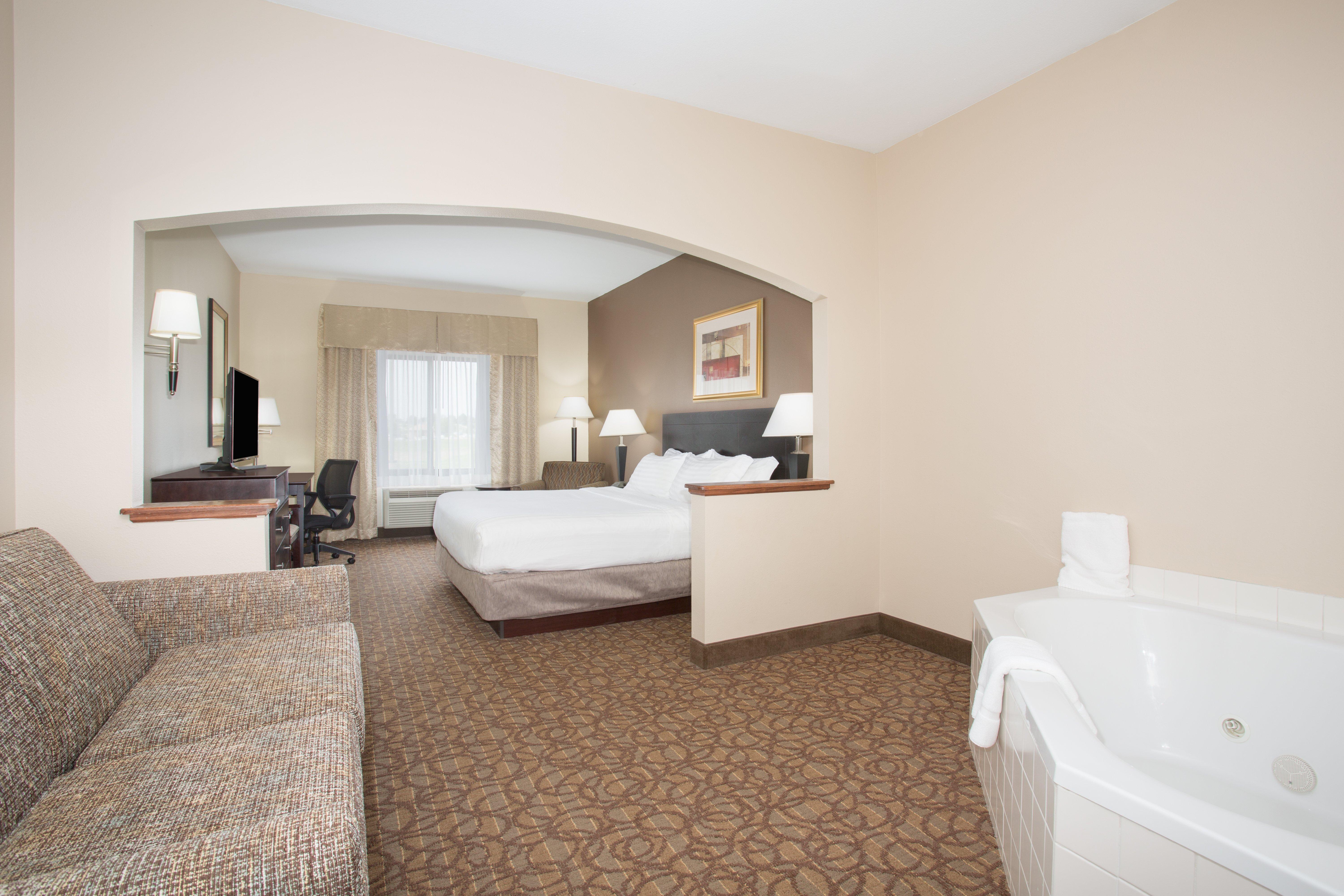 Holiday Inn Express Hotel & Suites Concordia Us 81 By Ihg Exterior photo