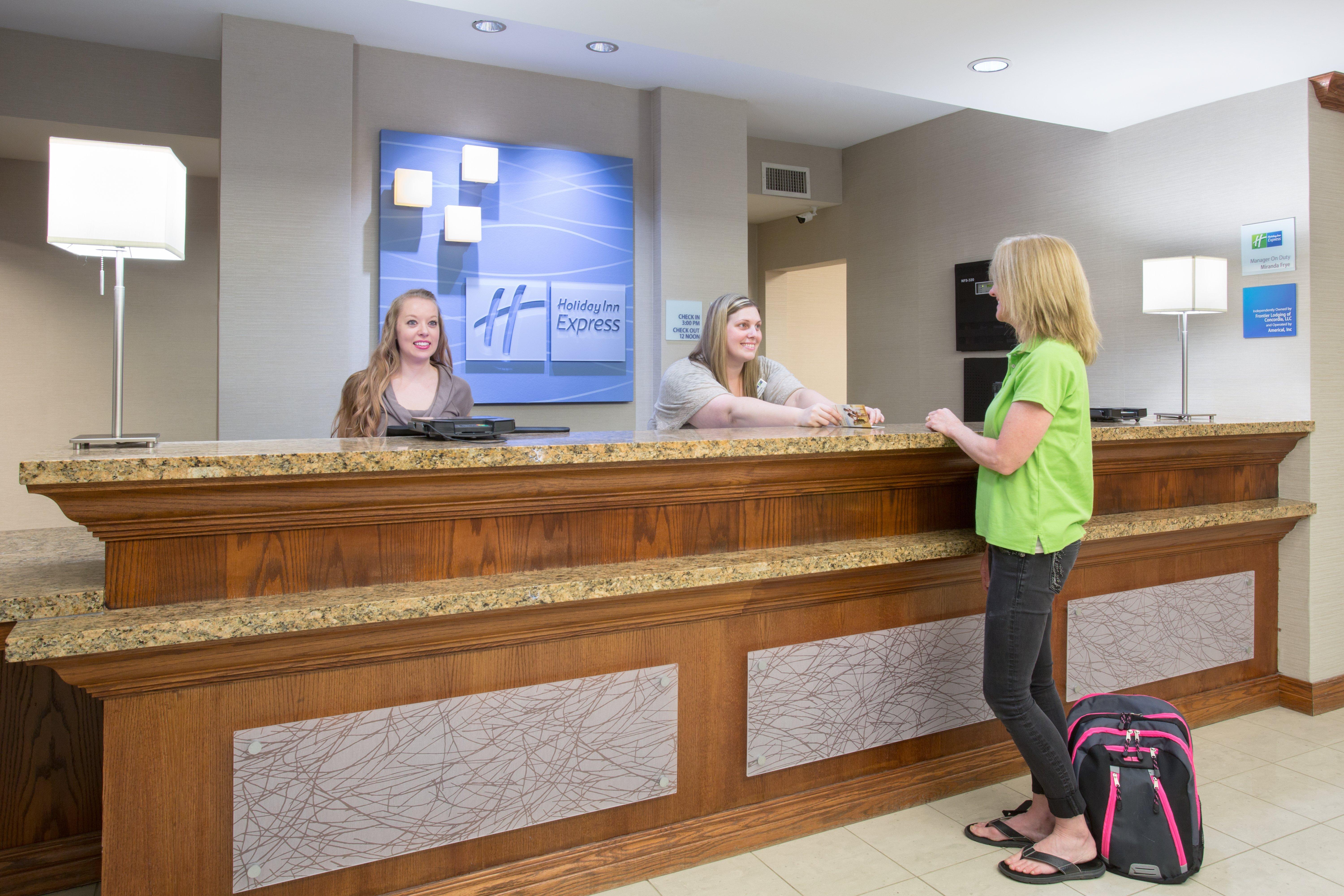 Holiday Inn Express Hotel & Suites Concordia Us 81 By Ihg Exterior photo