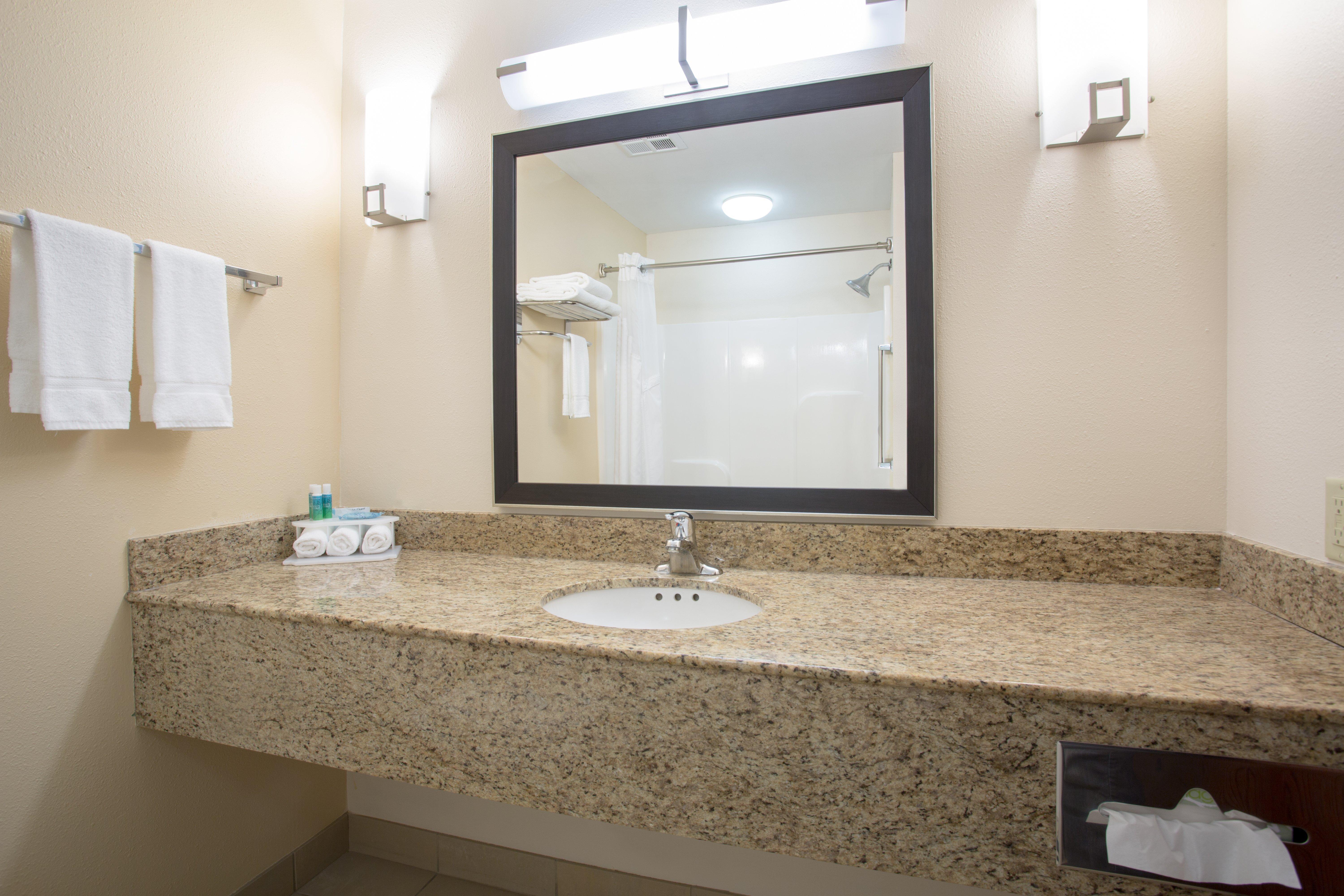 Holiday Inn Express Hotel & Suites Concordia Us 81 By Ihg Exterior photo