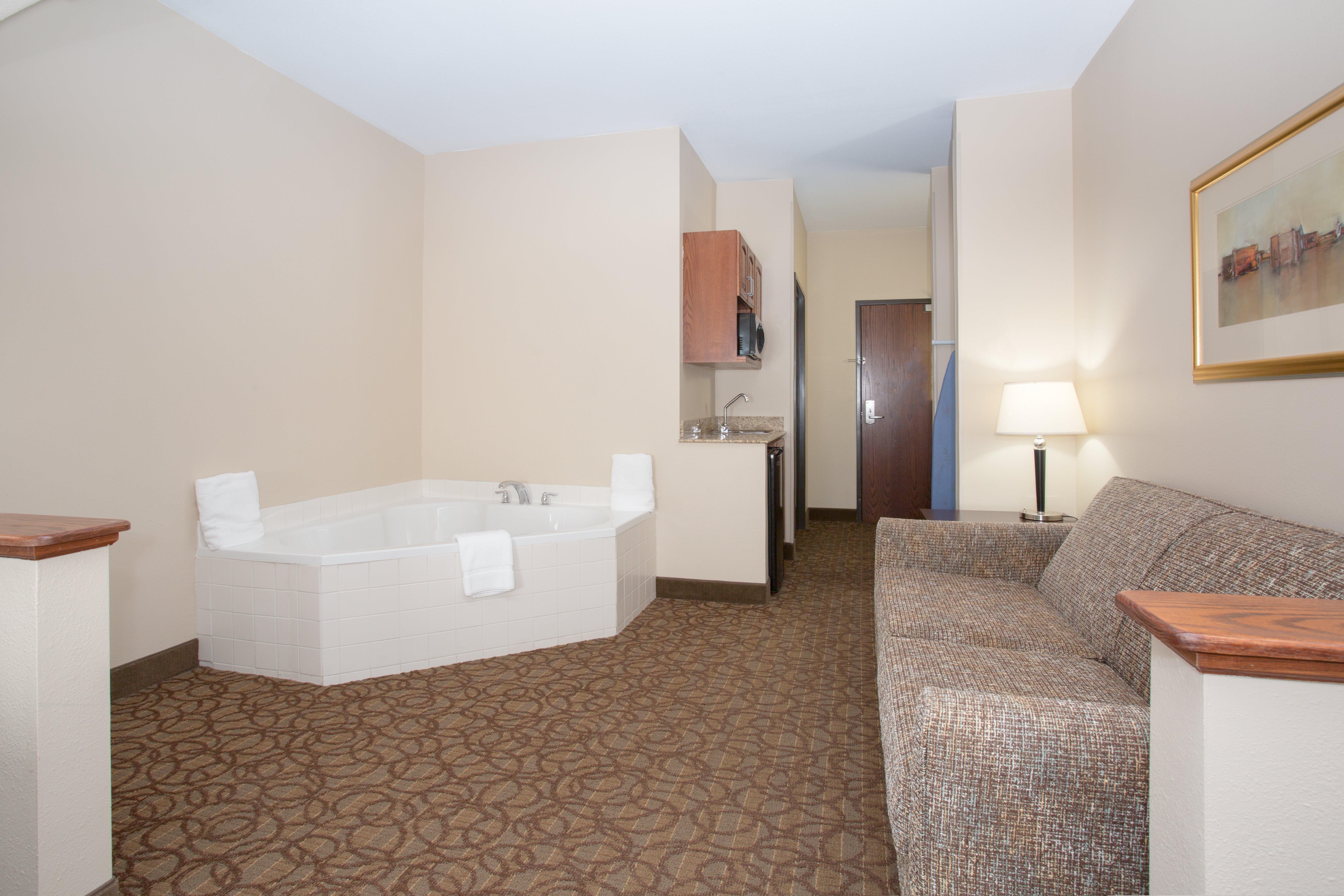 Holiday Inn Express Hotel & Suites Concordia Us 81 By Ihg Exterior photo