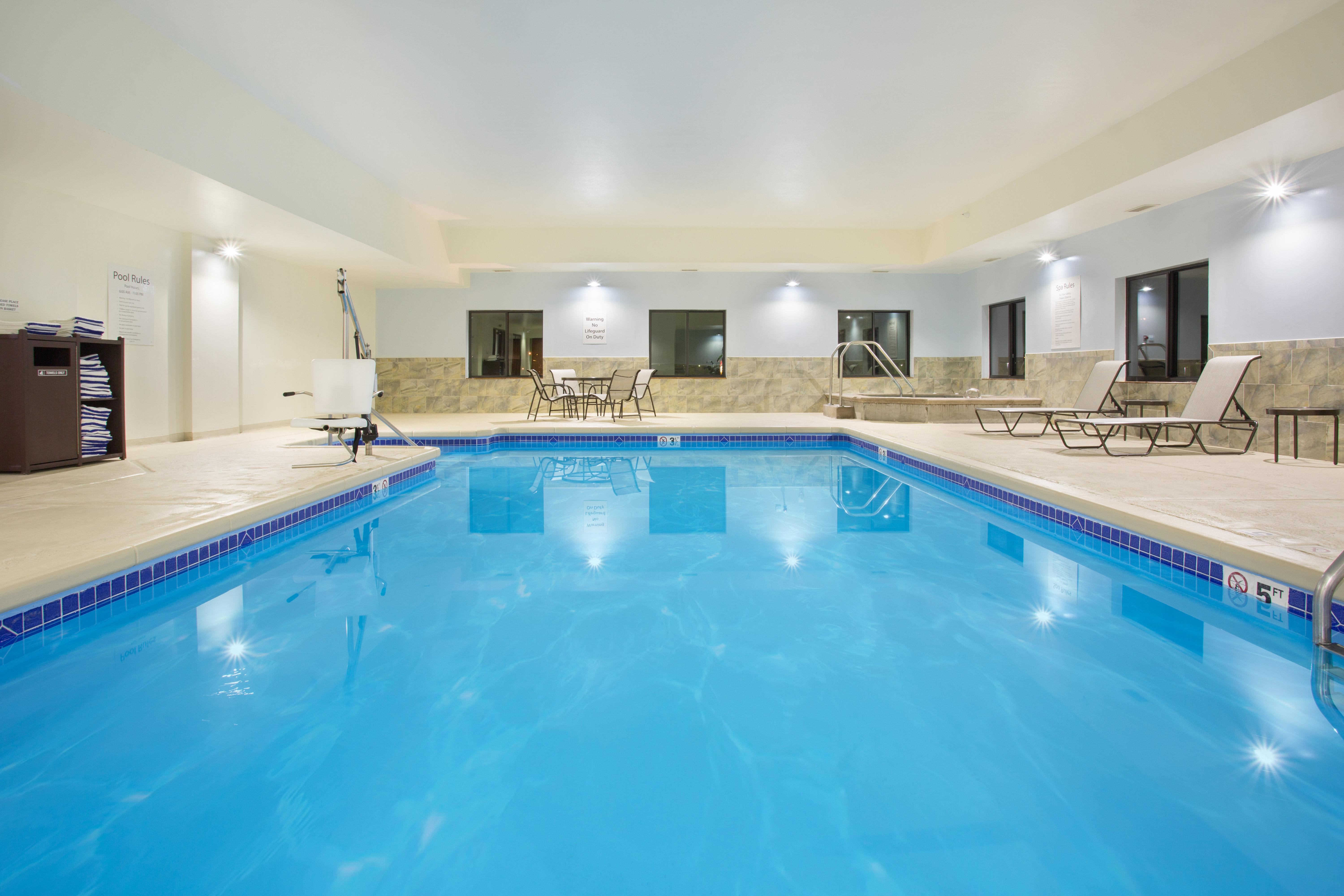 Holiday Inn Express Hotel & Suites Concordia Us 81 By Ihg Exterior photo