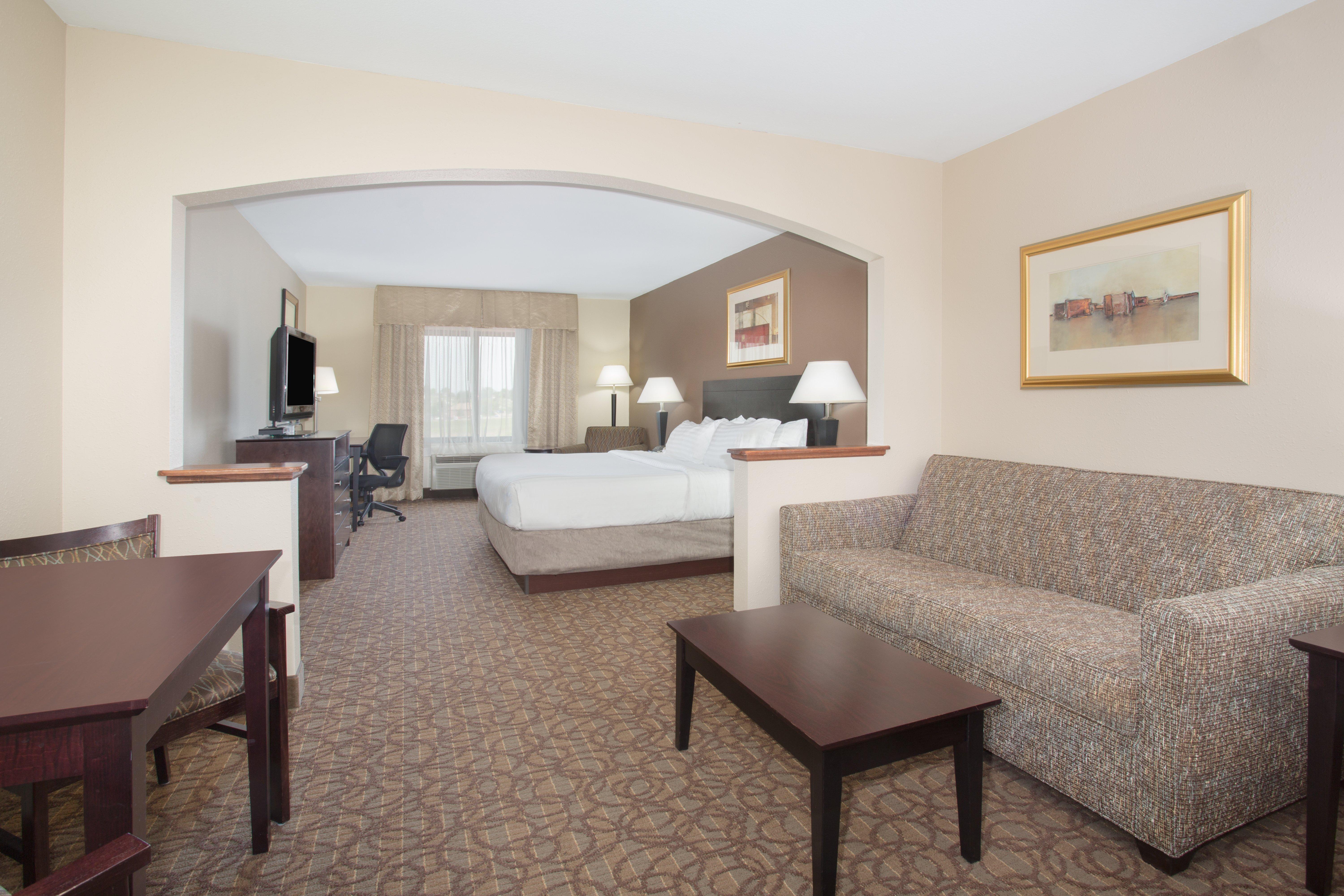 Holiday Inn Express Hotel & Suites Concordia Us 81 By Ihg Exterior photo