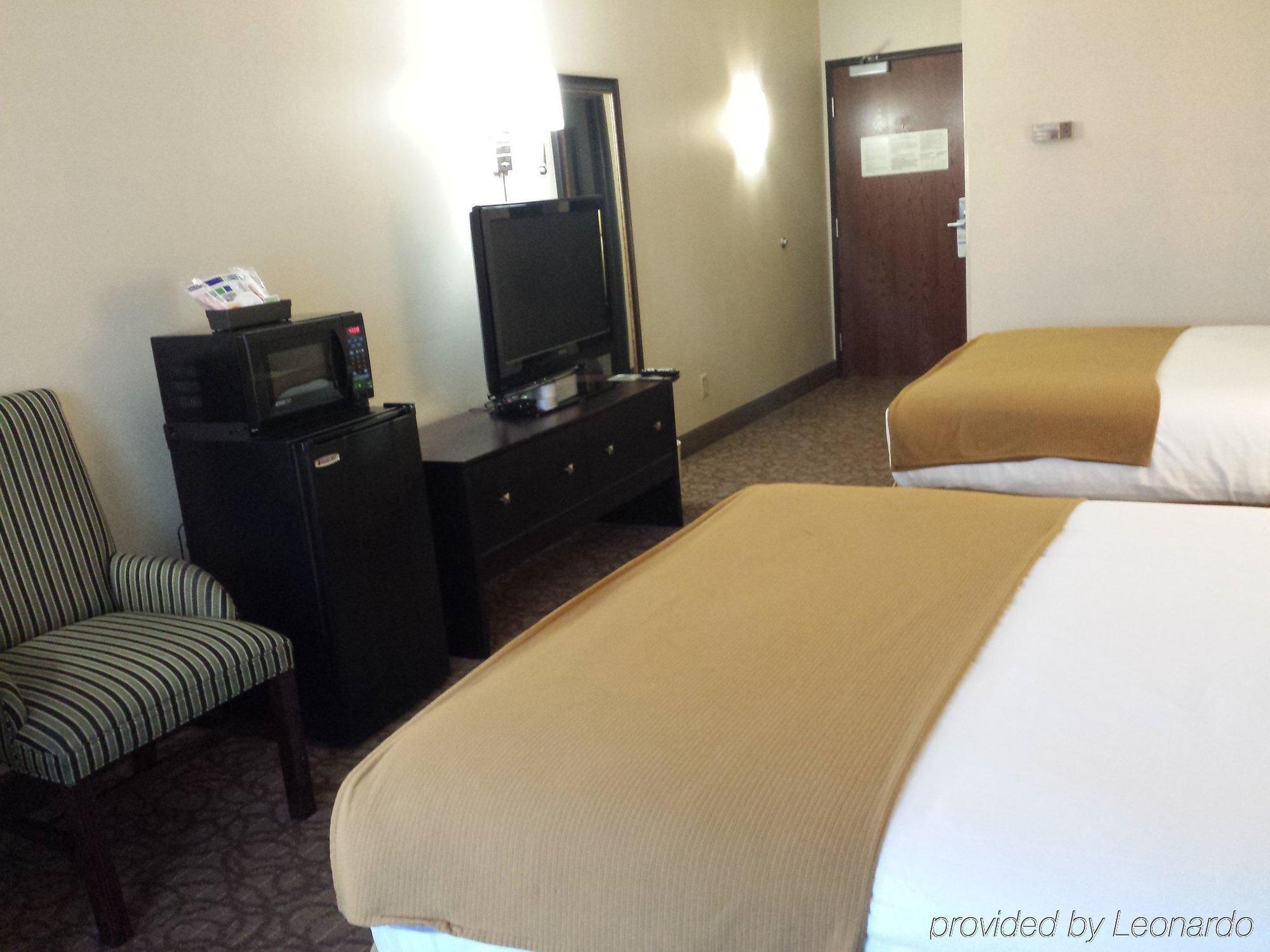 Holiday Inn Express Hotel & Suites Concordia Us 81 By Ihg Exterior photo