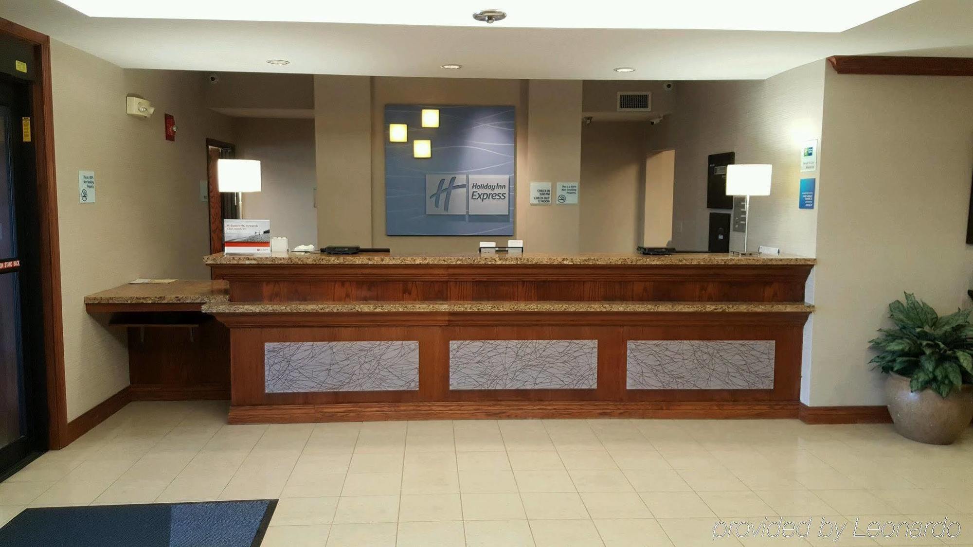 Holiday Inn Express Hotel & Suites Concordia Us 81 By Ihg Exterior photo