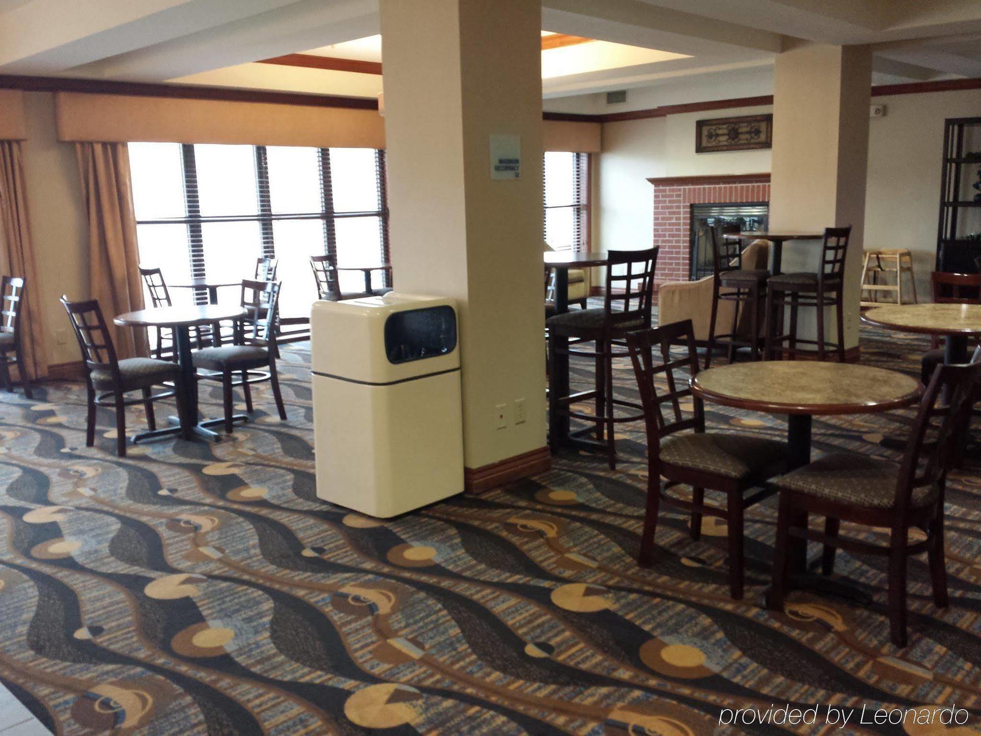 Holiday Inn Express Hotel & Suites Concordia Us 81 By Ihg Exterior photo