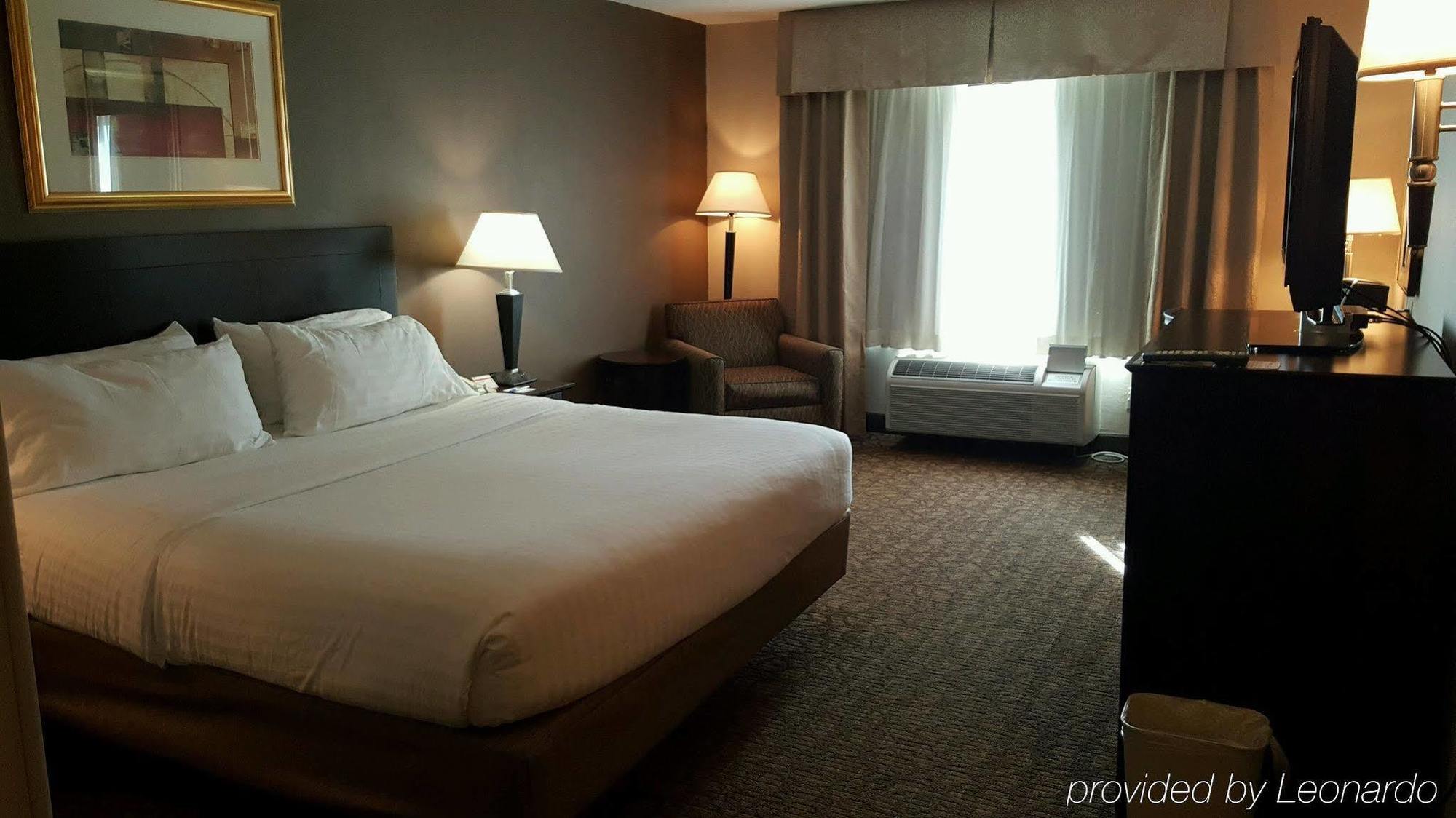 Holiday Inn Express Hotel & Suites Concordia Us 81 By Ihg Exterior photo