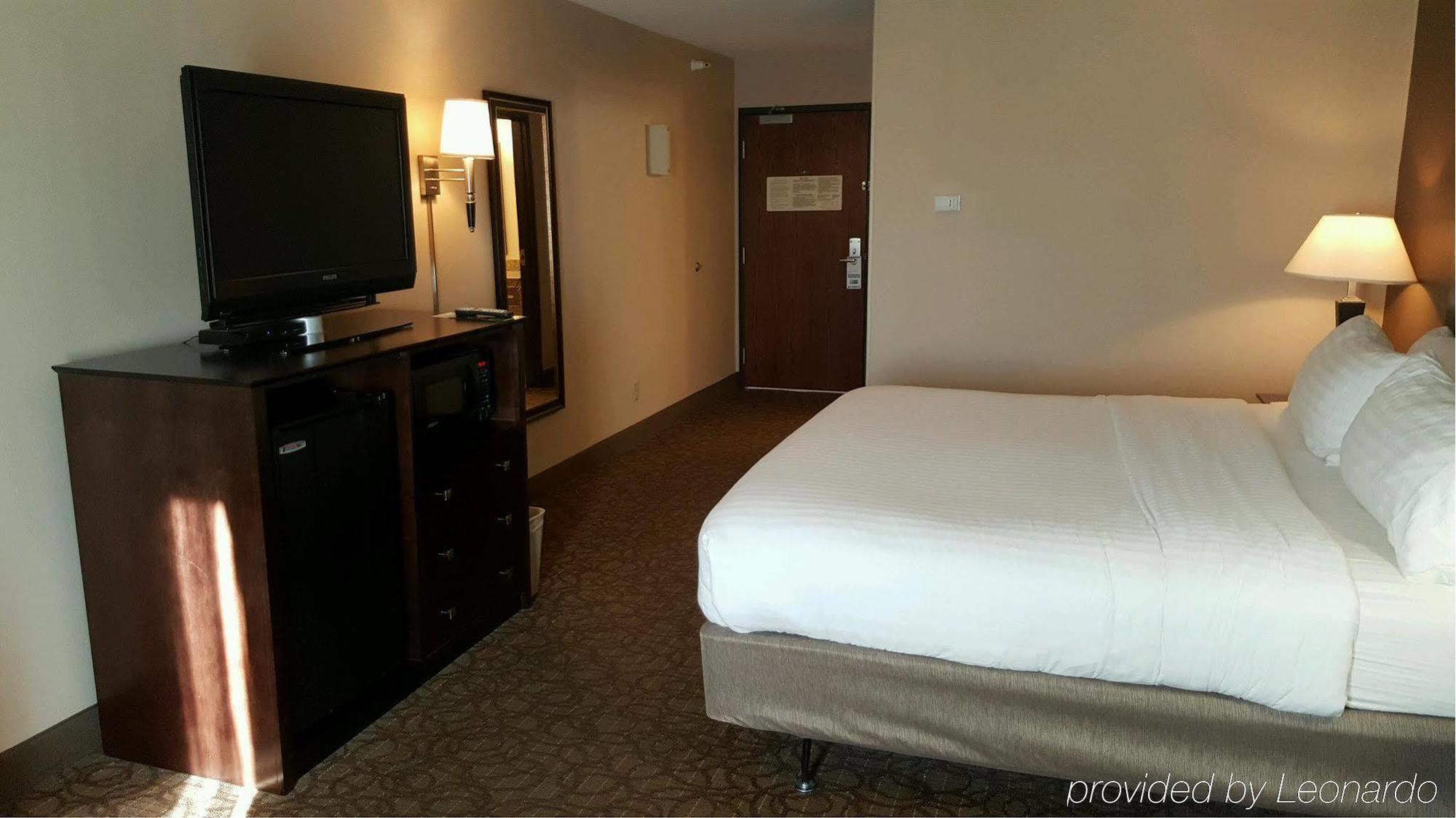 Holiday Inn Express Hotel & Suites Concordia Us 81 By Ihg Exterior photo