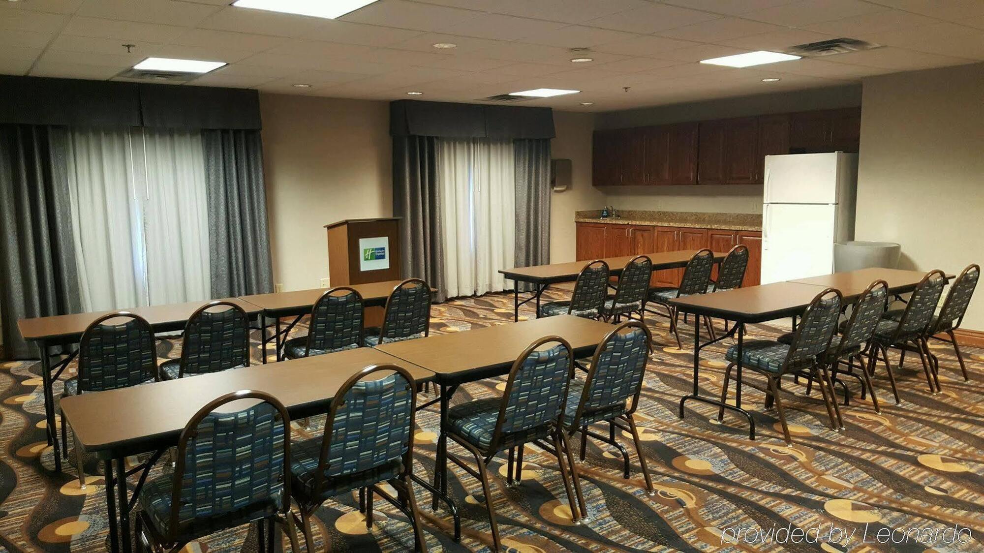 Holiday Inn Express Hotel & Suites Concordia Us 81 By Ihg Exterior photo